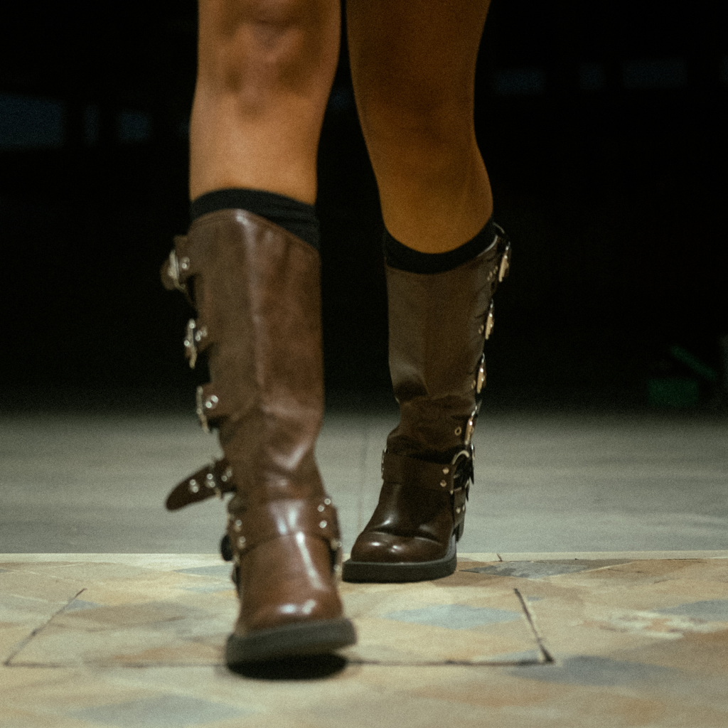 Biker Boots - Lo stivale con fibbie che Vogue ha definito iconico - i tuoi outfit non passeranno più inosservati