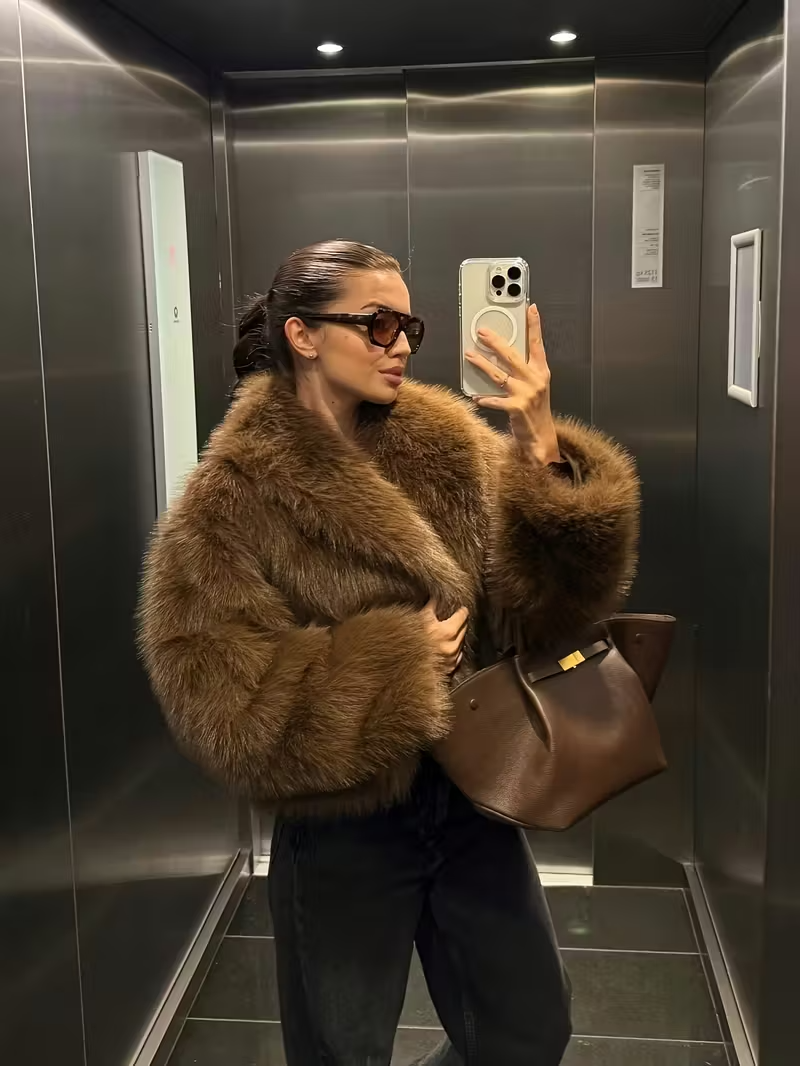 Kylie - Pelliccia Crop marrone, icona trend 2025